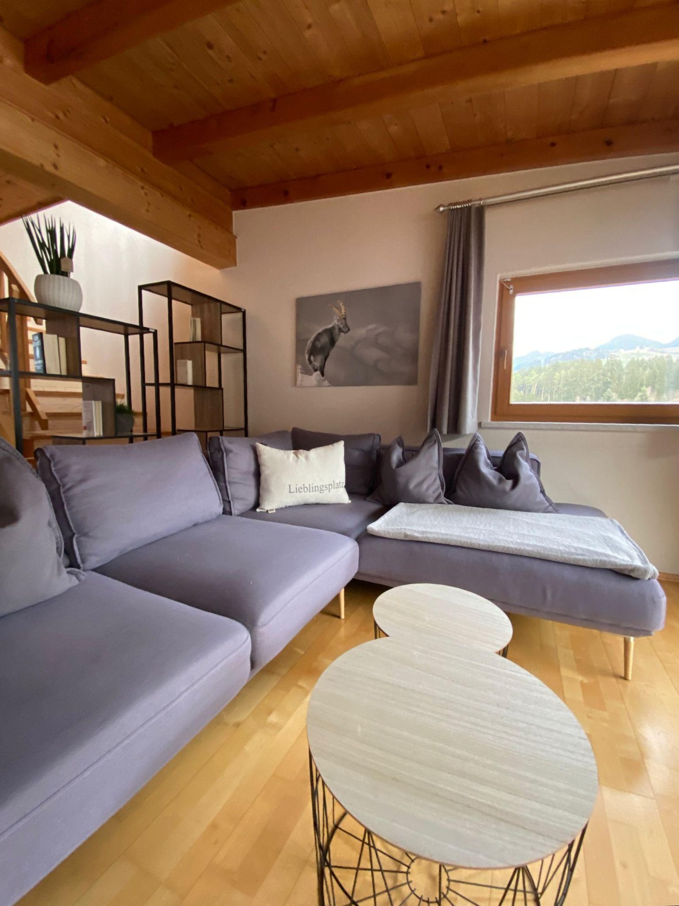 Sofaecke mit Blick zur Galerie